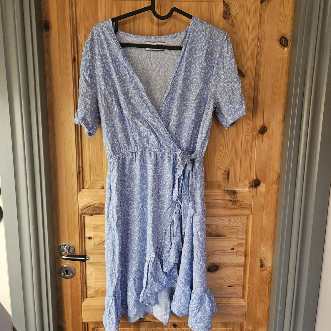 Blå omlottklänning med bladmönster