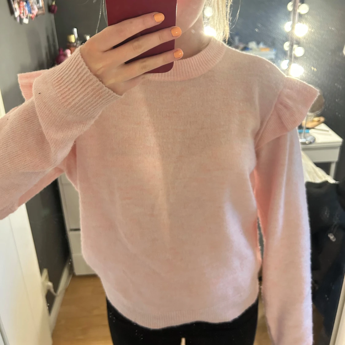 Ljusrosa stickad tröja med volang