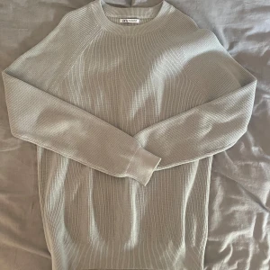 Ljusgrå stickad tröja från Zara - Säljer en stilren ljusgrå stickad tröja från Zara i storlek M. Tröjan är i princip aldrig använd och i perfekt skick. Säljes då den inte passar ägaren.😊🙏🏼 prisförslag är välkommet