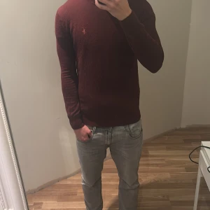 Vinröd tröja från Polo Ralph Lauren - Säljer denna riktigt snygga Ralph lauren tröjan som är i riktigt bra skick. Materialet är washable merino wool