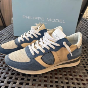 Philippe model trainers - Assnygga Philippe model trainers i en unik colorway. 8/10 skick.