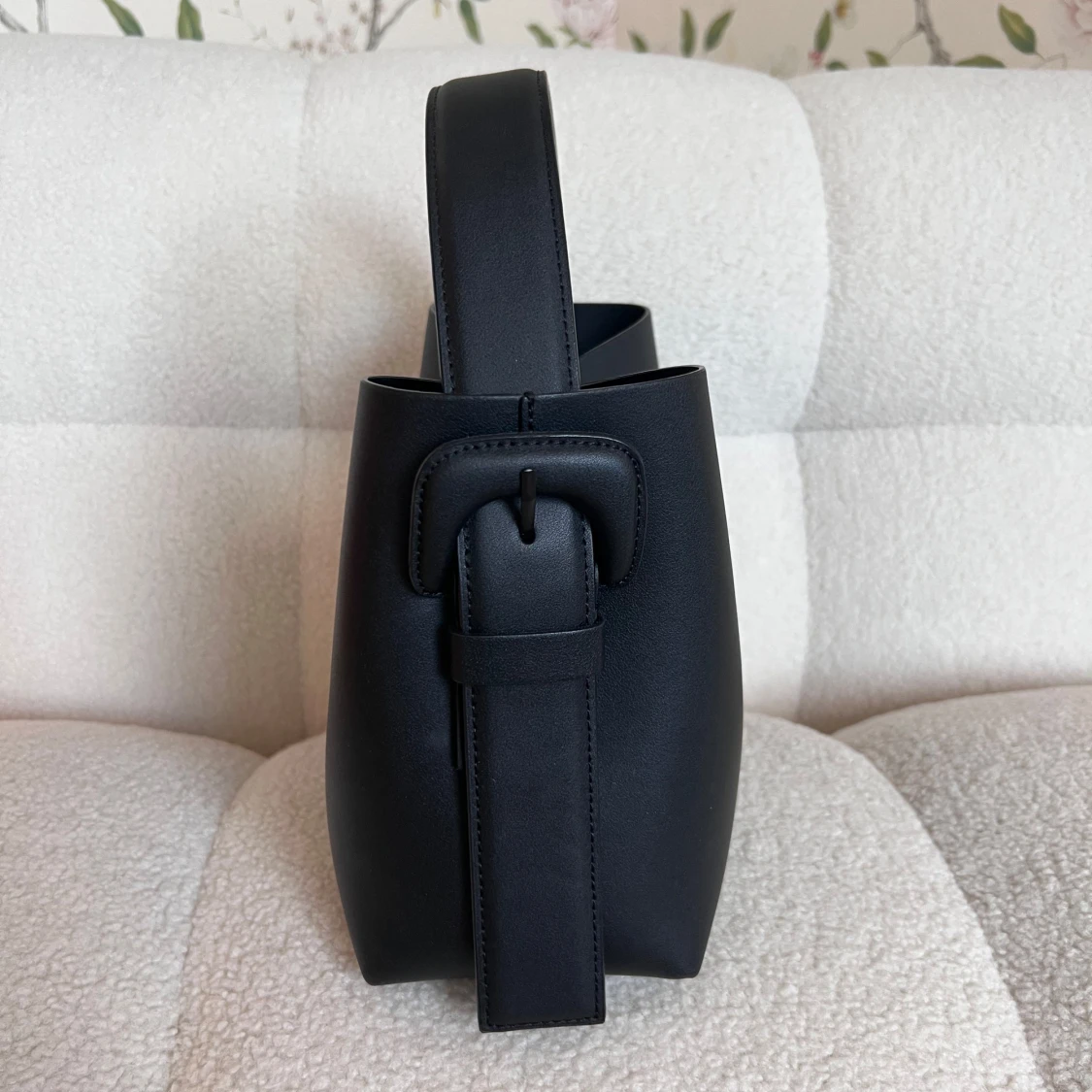 Svart bucket bag från Arket - 1