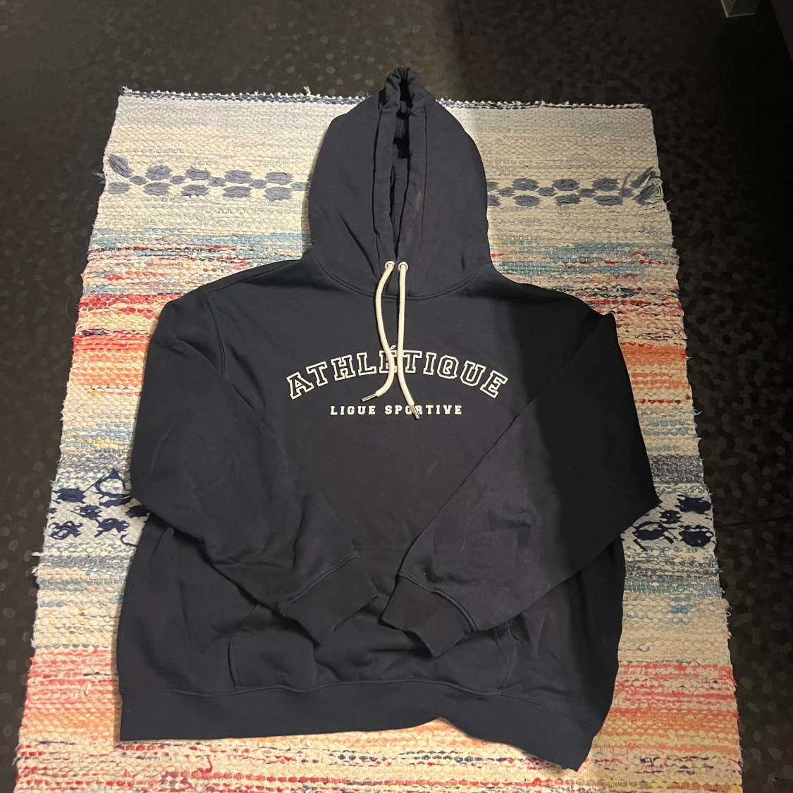 Mörkblå hoodie från H&M med tryck
