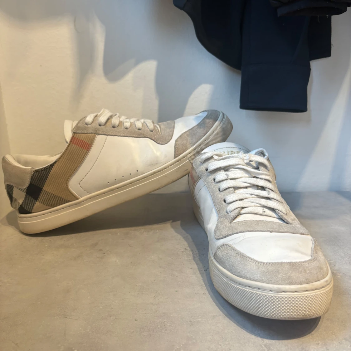 Burberry sneakers med rutigt mönster - 1