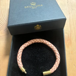 Oanvänt skultuna armband - Aldrig använt. Rosabeige färg. Nypris 850kr