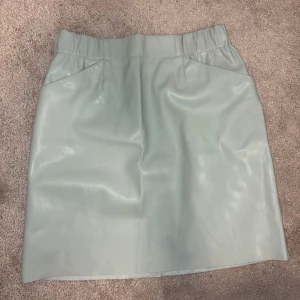 Ljusblå skinnkjol  - Supersnygg ljusblå kortkjol i skinnimitation från Motrya. storlek S❤️