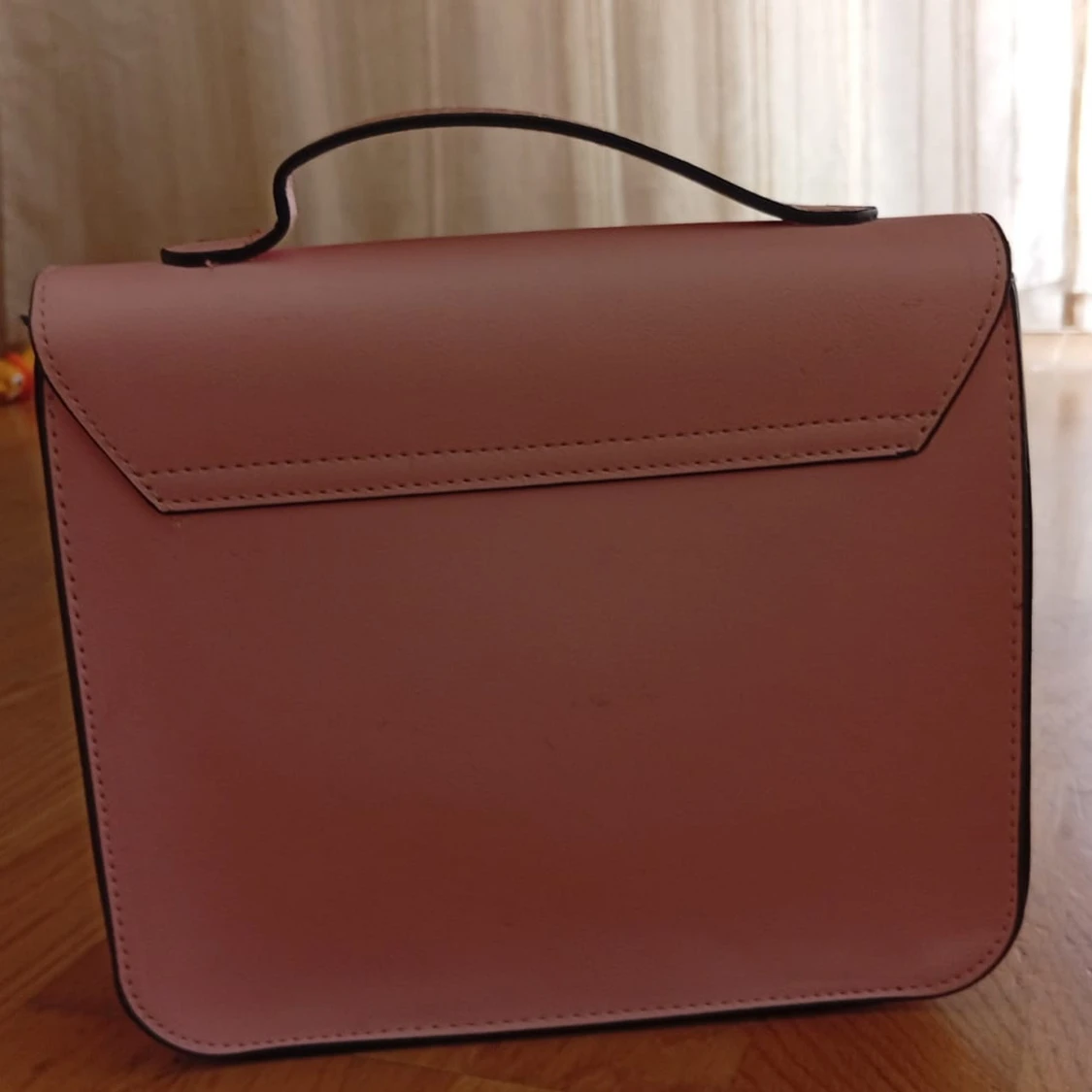 Rosa handväska med blommor - 1