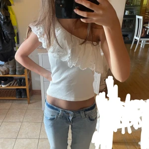 Vit oneshoulder topp med volang Zara - Supersöt vit oneshoulder topp från Zara. Skriv om ni har fler frågor!😊
