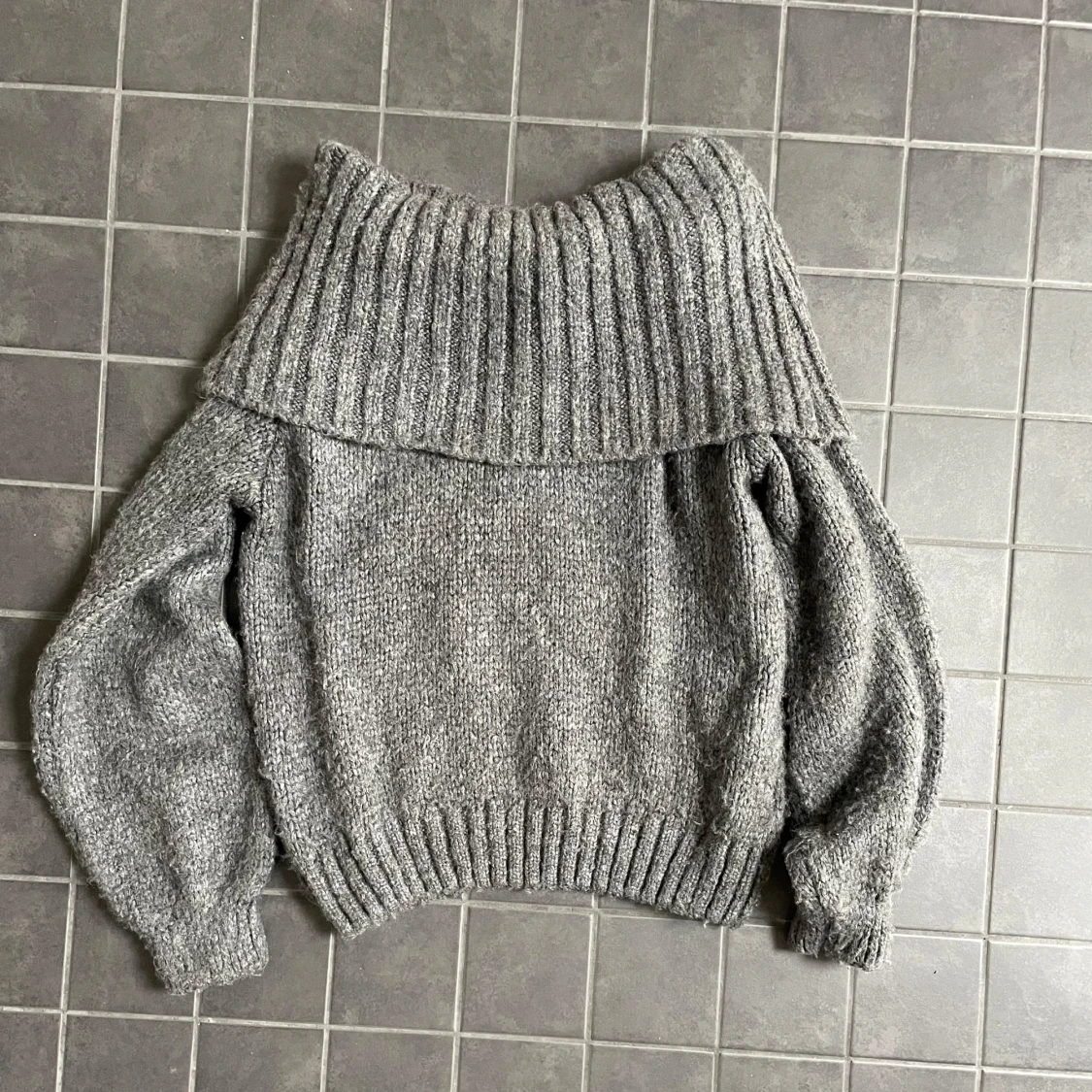 Grå offshoulder stickad tröja - 2