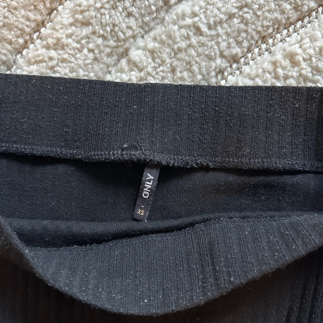 Svart ribbad långkjol från ONLY - 2