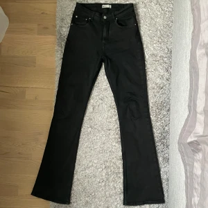 Svarta bootcut jeans från Gina Tricot - Säljerna mina snygga svarta bootcut jeans från Gina Tricot i storleken 36. Dom är i mycket bra skick med en innerbenslängd på 84cm. Perfekt för dig som inte gillar för höga jeans men heller inte för låga jeans.