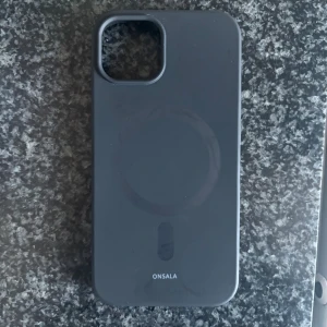 Stötsäkert silikonskal med magsafe för iPhone 13/13Pro - Mobilskal med stilren design tillverkat av återvunnet material med en matt, slät och mjuk silikonyta.  Skyddar mot stötar, repor, smuts och damm Mobilen kan laddas med skalet på Stilren svensk design  Detta mobilskal från Onsala är designat för att både skydda mobilen och samtidigt vara en snygg accessoar. Det tåliga skalet skyddar mobilen mot stötar, repor, smuts och damm. Nypris 250 Säljes pga fel storlek 