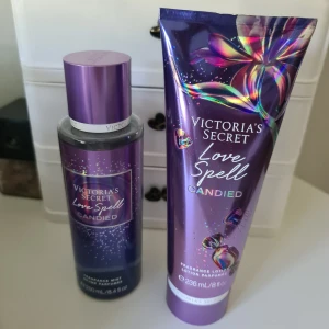 Victoria's Secret Love Spell Candied - Säljer ett set med Victoria's Secret Love Spell Candied, inklusive en body mist (250 ml) och en body lotion (236 ml). Båda har lila och holografisk design med inslag av godis och blommor. Doften har inslag av peach gumdrop och kristalliserad liljekonvalj för en söt och fräsch känsla. Misten är endast provsprutad, som på bilderna och lotion helt ny och oöppnad. Förhandlar ej med priset. 
