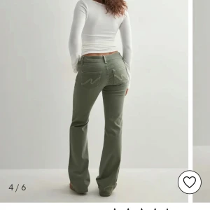 Gröna bootcut jeans med broderade från Nelly fickor - Snygga gröna jeans med bootcut-snitt och broderade detaljer på bakfickorna. Byxorna har normal passform, lite använda. Ordinarie pris 699