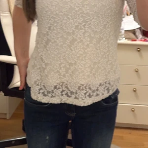 Vit spetstopp - Så fin topp med spets. Bra skick ett litet litet håll nära armhålan se sista bild. Storlek L tycker den passar mig bra som brukar ha s, använd gjärna köp nu🫶