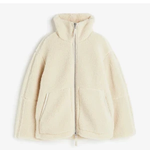 Beige teddyjacka med dragkedja - Supermjuk och oversized teddyjacka i beige med hög krage och stora fickor framtill. Jackan har hel dragkedja och är perfekt för kyliga dagar. Den fluffiga looken ger en chill vibe och passar perfekt till jeans eller leggings. Använd en höst men i fint sckick finns några små slinkflåckar på insidan av kragen som ej syns vi användning❤️
