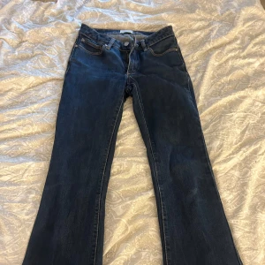 Mörkblå Abrand jeans  - Ett par mörkblå bootcut jeans med låg midja från Abrand i storlek 24 som är i väldigt bra skick.