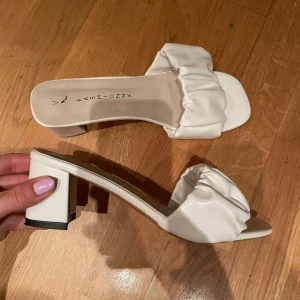 Vita klackar/sandaler - Helt oanvända gulliga klackar. De är i storlek 39 men skulle mer säga att de är som en 38a i storleken.