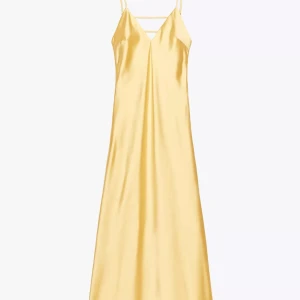 Ljusgul långklänning i satin - Supersnygg ljusgul långklänning med smala axelband och v-ringad front. Klänningen har en mjukt glansig satinfinish och en elegant, flowy siluett. Perfekt för dig som vill sticka ut med en stilren och modern look. Snygga banddetaljer både fram och bak.
