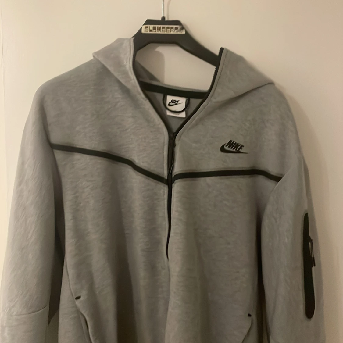 Grå Nike hoodie med dragkedja