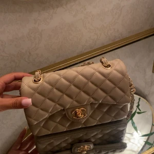 Axelväska  - Pris går att diskuteras 