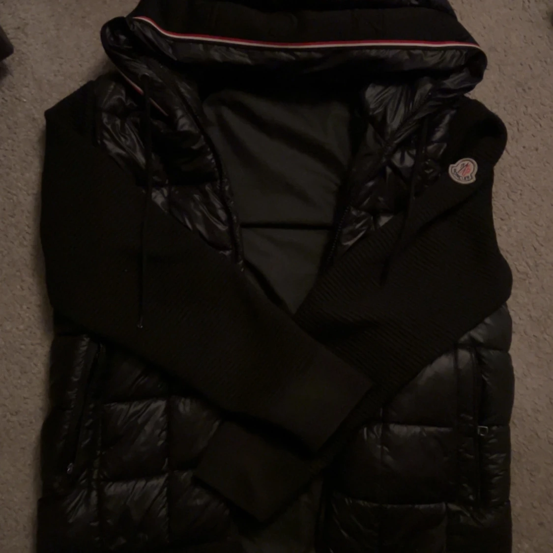 Svart dunväst från Moncler med huva