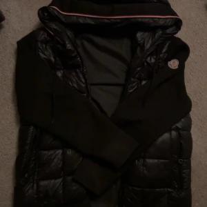 Svart dunväst från Moncler med huva - Unik Moncler cardigan i storlek m och passar s.