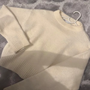 Krämvit stickad tröja från Zara - Supermjuk krämvit stickad tröja från Zara, storlek S men passar även till Xs , jätte bra skick endaste använd 2 gånger 🤍
