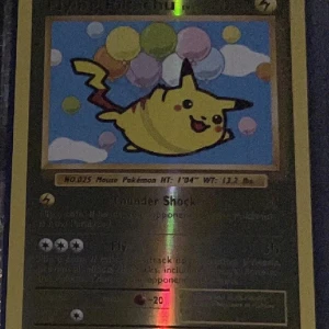 Pikachu - Coolt samlarkort med Pikachu, den ikoniska Pokémonen! Perfekt för dig som älskar spel, anime och samlarsaker. Färgglad design med ballonger och glittrande yta gör kortet extra speciellt. Ett måste för Pokémon-fans och unga samlare!