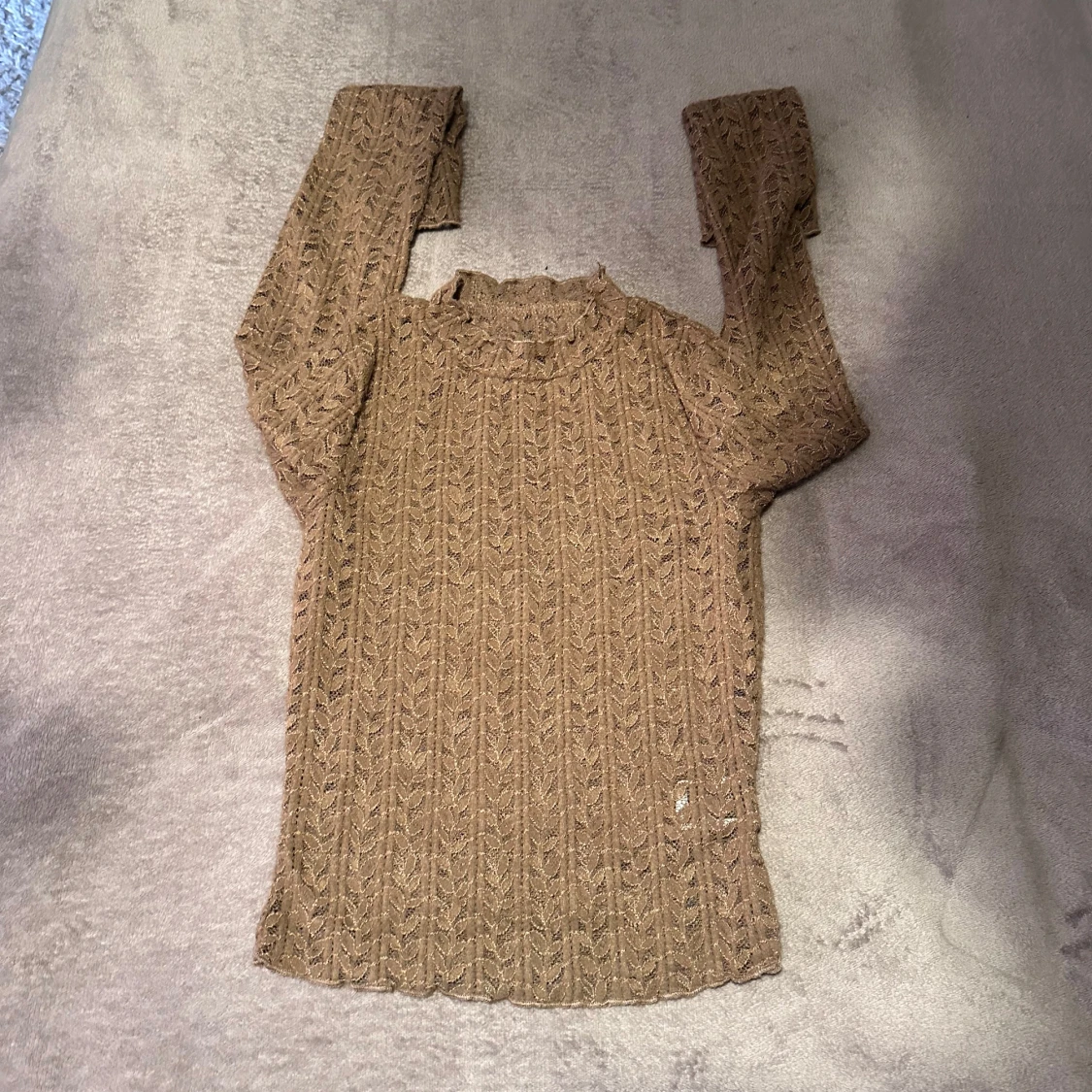 Beige stickad långärmad tröja