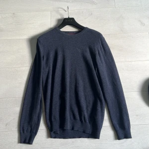 Mörkblå stickad tröja från Barbour -  mörkblå stickad tröja från Barbour. Använd få tal gånger, mycket bra skick 