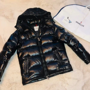Svart Moncler pufferjacka med huva - Letar byte 