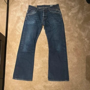 Replay jeans vintage  blå 33/32 - Snygga blå Replay jeans, straight/bootcut-modell, i slitstarkt denim. Perfekt för dig som gillar en lite vintage och tidlös stil. Midjan är normal och byxorna är i ett näst intill perfekt skick. Skriv vid frågor!