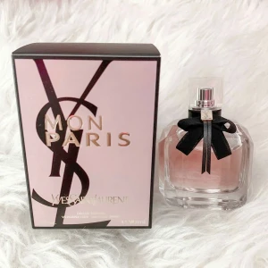 Yves Saint Laurent Mon Paris parfym - Om du vill ha fler bilder skriv den är knappt använd box finns. Om du har frågor skriv priset kan diskuteras vid snabb affär😊🌸