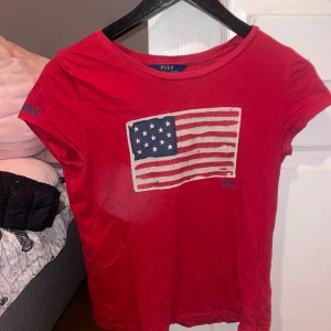 Röd t-shirt Polo Ralph Lauren - Röd t-shirt från Polo Ralph Lauren, Kortärmad modell i mjuk bomull, med Polo-broderi på ärmen💗