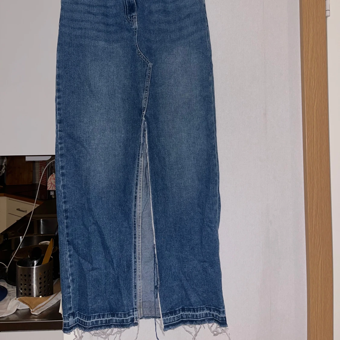 Lång jeanskjol med slits och rå kant - 1