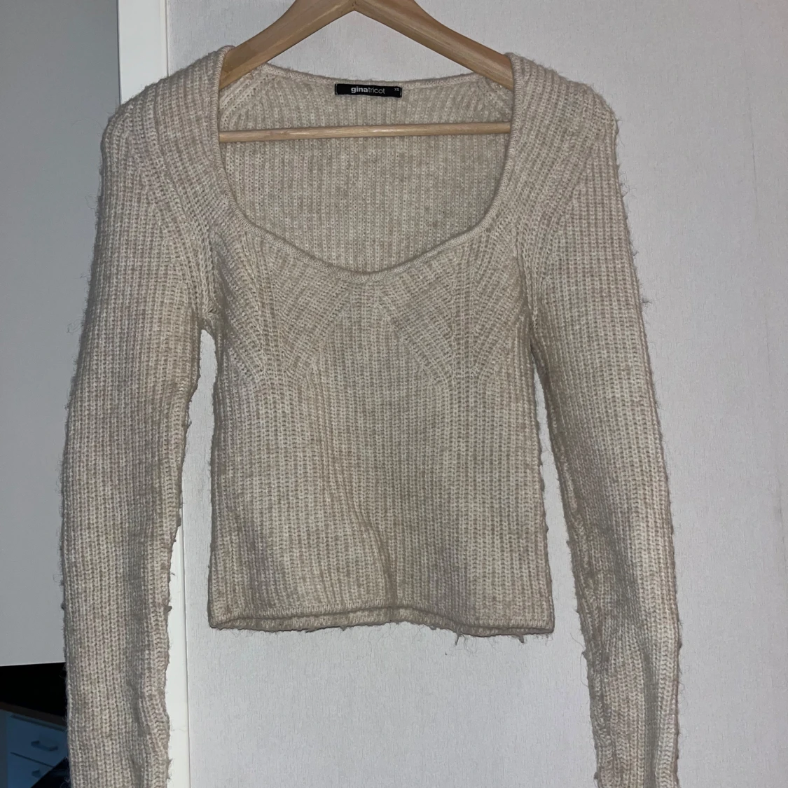 Beige stickad tröja från Gina Tricot