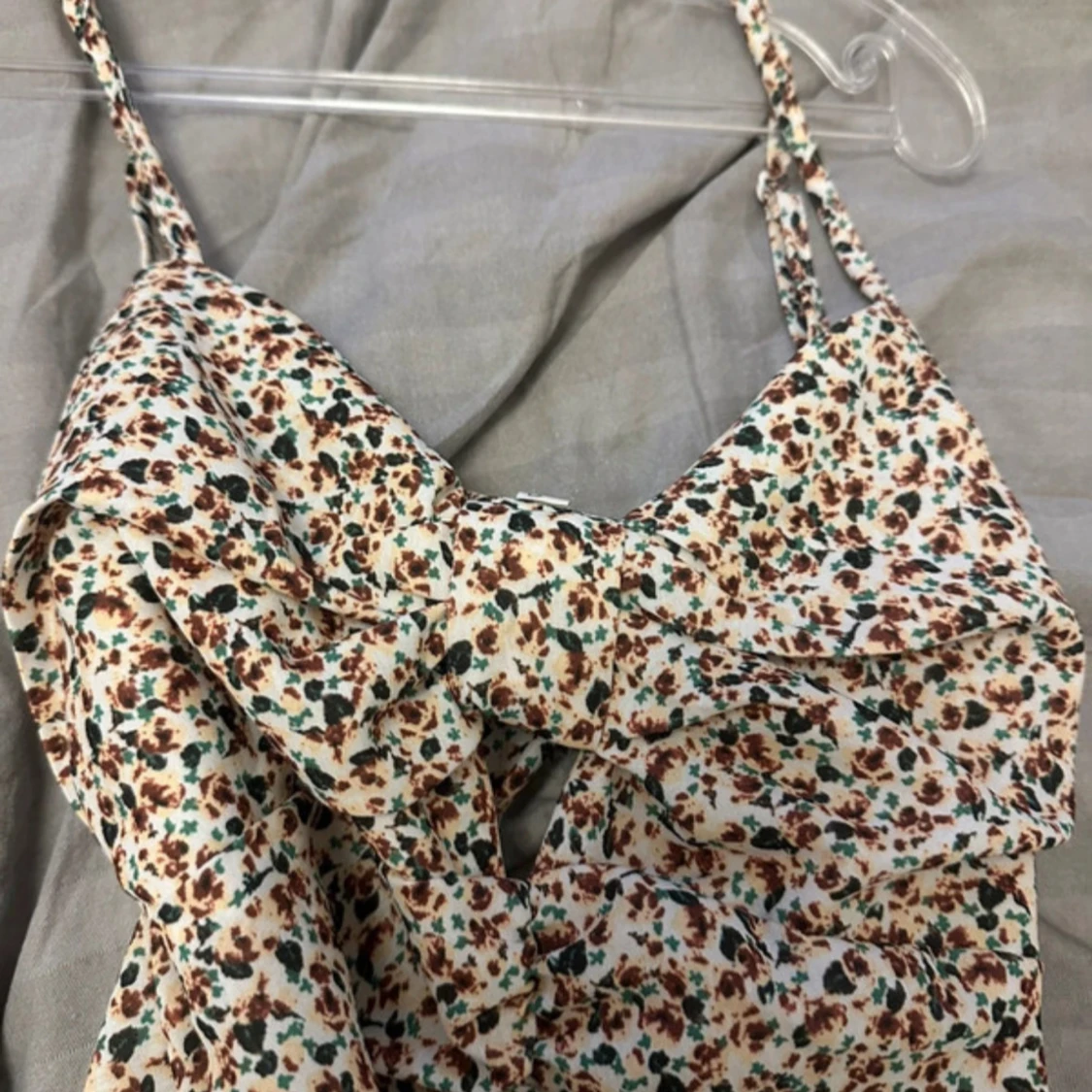 Blommig omlottklänning med volang - 1