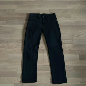 Levi’s Jeans - Ooofff dessa jeans är tvärfeta och jag säljer dom till ett ännu fetare pris. Dessa är levis jeans i storleken 29/32. Dessa är stilrena och har en röd detalj vilket är Levis signatur som ger en extra look.                                                    Skriv vid minsta fundering