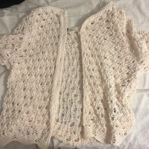 Kortärmad Kofta  - Söt kortärmad kofta från hm i storlek S, ps det är genomskinlig:) 