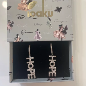 Ioaku örhängen - Jättesnygga hope örhängen från Ioaku, knappt andvända och i jättebra skick. Tvättar såklart innan köp, box medföljer!💓🌸