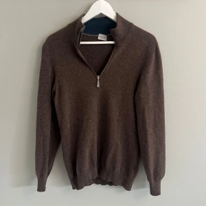 Kashmir Halfzip Rose & Born - Tja! Säljer nu denna sjukt snygga 100% Kashmir Halfzip från Rose & Born|| Nypris ligger på 4300kr|| Skick 10/10 som ny|| Storlek S|| Färg Brun|| Hör gärna av dig vid frågor eller funderingar🙌Allt gott MolérCloset