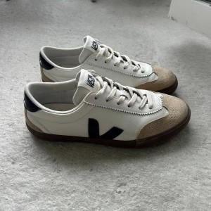 Veja sneakers  - Knappt använda. Nypris 1725 kr