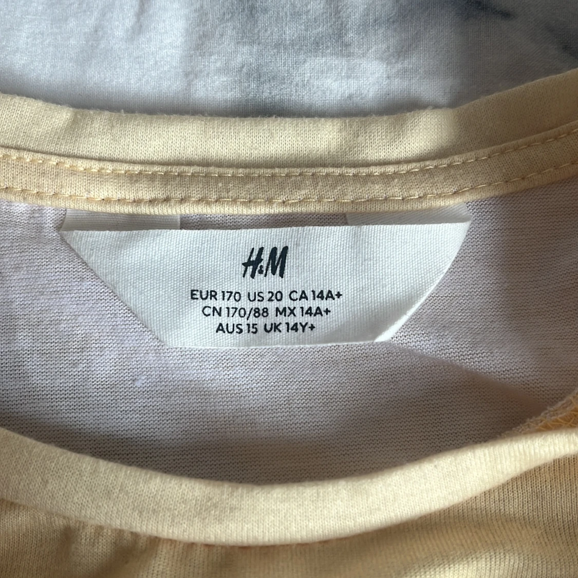 Gul t-shirt med girafftryck - 4