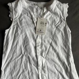 Blus - Märke Only, storlek 34, aldrig använd