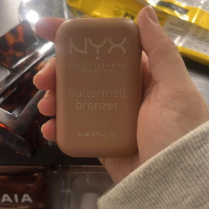 NYX Buttermelt Bronzer Deserve Butta - Endast testad! NYX Buttermelt Bronzer i färgen Deserve Butta är en smörig, krämig bronzer i en neutral medium nyans. Kommer i en kompakt, beige plastförpackning med vågig textur på pudret. Perfekt för att skapa en solkysst look med naturlig finish.