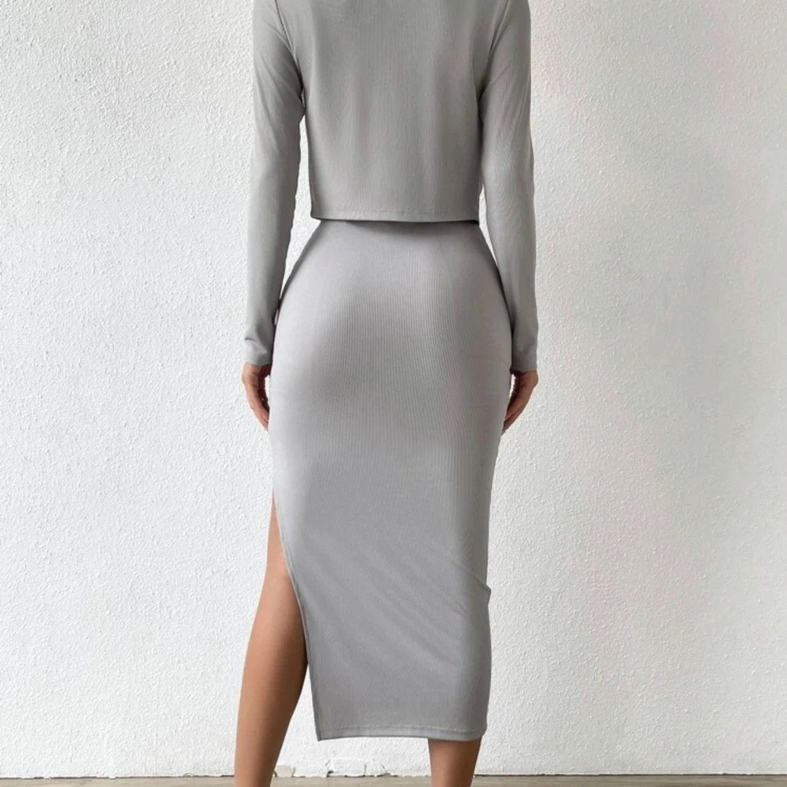 Set: Grå ribbad långklänning med slits och kofta - 2