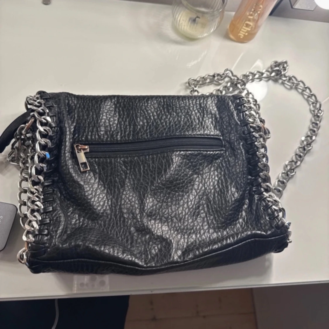 Svart axelväska med kedjedetaljer från Tiamo - 1