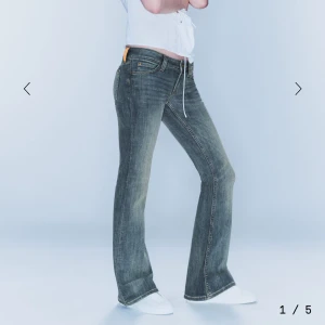 Booty bei cheap monday jeans 🌟 - Dessa jeans är nya o jag säljer för att de inte passade 💕 färgen är puddly blue o är skit snygga 💕🌟 jeansen är köpta här på Plick men förra ägaren sa att de aldrig var använda! Jeansen kommer ifrån weekday!😍