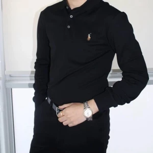 Polo Ralph Lauren Piké  - Långärmad piké från Polo Ralph Lauren Jättebra skick. Köpt hos boozt. Storlek: S (slim fit). Färg: Svart. Hör av er vid eventuella frågor!! 